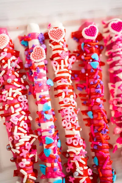 Sevgililer Günü Için Kalp Şeklinde Serpiştirilmiş Çikolata Kaplı Çubuk Kraker — Stok fotoğraf