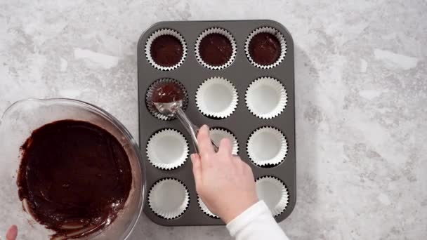 Desfasamento Temporal Deitado Escavar Massa Cupcake Chocolate Nos Forros Cupcake — Vídeo de Stock