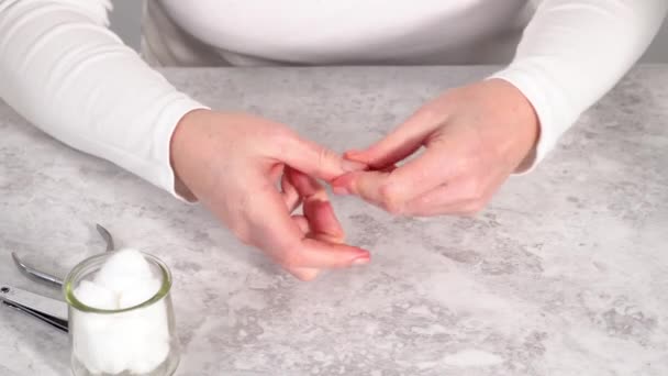 女人在家里用简单的修指甲工具完成她的修指甲 在钉子周围涂角质油 — 图库视频影像