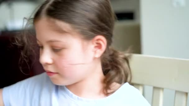 Scenă Emoționantă Unei Fetițe Scriind Atenție Scuze Pentru Cookie Urile — Videoclip de stoc