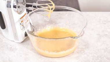 Adım adım. Tek boynuzlu at gökkuşağı çikolatalı keklerin karışımı..