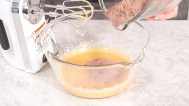 Adım adım. Tek boynuzlu at gökkuşağı çikolatalı keklerin karışımı..