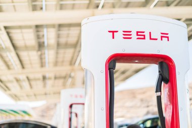 Baker, California, ABD-12 Ekim 2021 - Tesla gün boyunca süperşarj istasyonu.