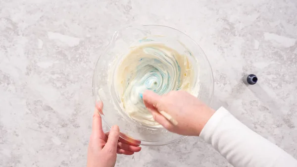 평평하게 차근차근 버터크림 거품에 파란색 음식의 — 스톡 사진