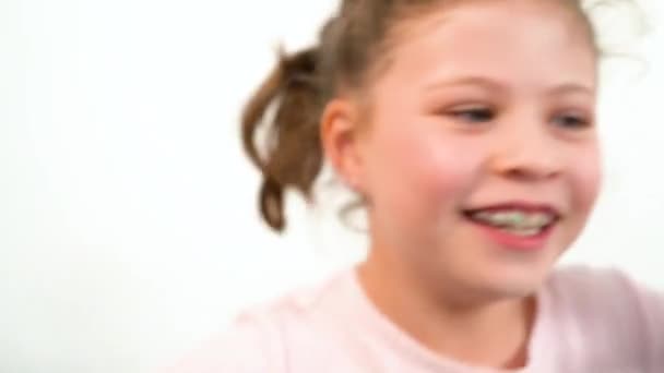 Capturada Momento Alegre Uma Menina Encantadora Com Sorriso Cativante Está — Vídeo de Stock