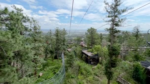 美国科罗拉多州科罗拉多泉 2022年8月17日 夏季在夏延山动物园乘坐滑雪电梯 — 图库视频影像