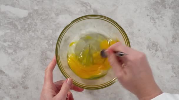 Piatto Mescolare Gli Ingredienti Una Ciotola Vetro Cuocere Torta Funfettti — Video Stock