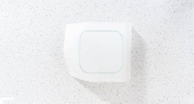 Düz yatıyordu. Fıstık ezmeli çikolatalı şekerleme hazırlamak için parşömen kağıdıyla cam pişirme tavası..