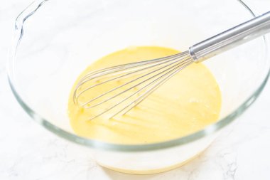 Bardakta ıspanak ve jambonlu frittata karışımı..