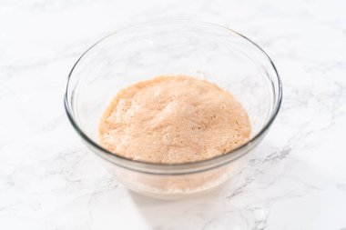 Mini Paskalya ekmeği pişirmek için bardaktaki kuru mayayı aktifleştiriyorum..