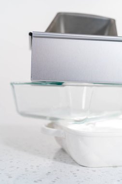 Mutfak tezgahında çeşitli temiz fırın tavaları var..