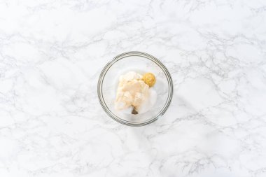 Düz yatıyordu. Makarna salatasıyla tavuk sosu yapmak için büyük bir bardakta karıştırma malzemesi..