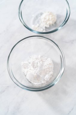 Pudra şekeri tozu yapmak için küçük bardaklarda ölçülmüş karışım kaseleri..