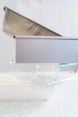 Mutfak tezgahında çeşitli temiz fırın tavaları var..