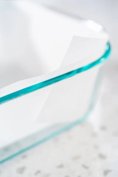 Bakpan Van Lijnglas Met Perkamentpapier Voor Bereiding Van Chocoladepindakaas — Stockfoto