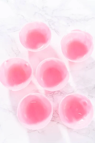 Usuwanie Różowych Muszli Czekolady Silikonowych Form Czekoladowych Stopionej Różowej Czekolady — Zdjęcie stockowe