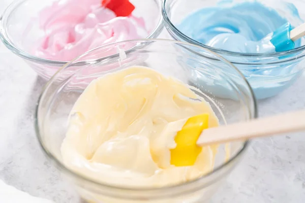 Misturando Coloração Alimentos Merengue Para Preparar Unicórnio Tema Merengue Pops — Fotografia de Stock