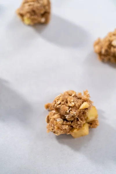 Escavar Massa Biscoito Assadeira Forrada Com Papel Manteiga Para Assar — Fotografia de Stock