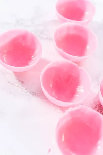 Usuwanie Różowych Muszli Czekolady Silikonowych Form Czekoladowych Stopionej Różowej Czekolady — Zdjęcie stockowe