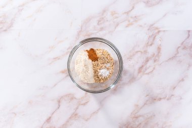 Düz yatıyordu. Elmalı yulaflı kurabiye pişirmek için büyük bir bardakta karıştırma malzemesi..