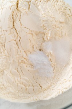 Kuru malzemelerle bardaktaki çırpıcıyı karıştırıp limonlu yaban mersinli kek yapıyorum..