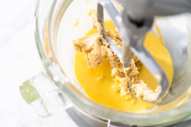 Mini Paskalya ekmeği pişirmek için mutfak mikseri malzemelerini karıştırıyorum..