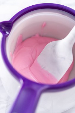 Çikolata, sıcak çikolata bombaları hazırlamak için bir şeker tenceresinde erir..