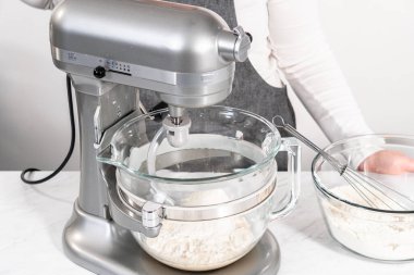 Vatansever tarçınlı hamur pişirmek için mutfak mikserinde ekmek hamuru hazırlıyorum..