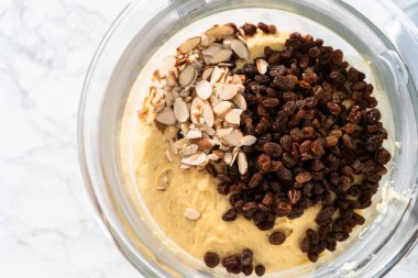 Mini Paskalya ekmeği pişirmek için mutfak mikseri malzemelerini karıştırıyorum..