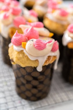 Minik Paskalya ekmeğini kuş şeklinde kurabiyelerle süslüyor..