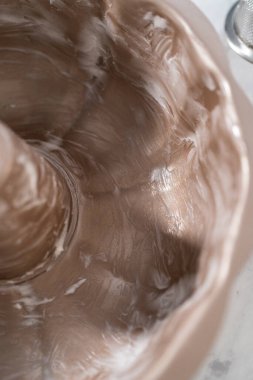 Limonlu kek pişirmek için sebze boyası ve un ile yağlı metal kek tepsisi..