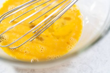 Hindistancevizli muzlu krep hazırlamak için cam karıştırma kabında malzemeleri karıştırıyorum..