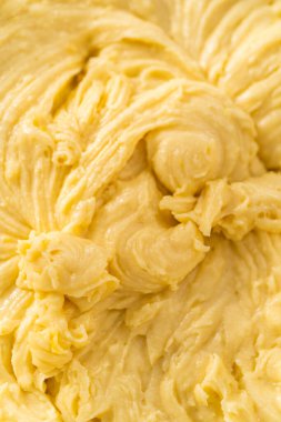 Limonlu yaban mersinli kek yapmak için büyük bir bardakta karıştırma malzemesi..