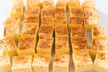 Beyaz bir kesme tahtasındaki ev yapımı yumurta likörü parçaları..