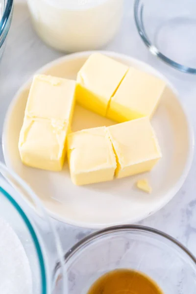 Uppmätta Ingredienser Glas Blandningsskålar För Att Baka Citron Blåbär Bunt — Stockfoto