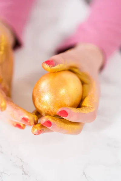 Coloração Ovos Páscoa Pintura Ovos Páscoa Com Brilho Dourado — Fotografia de Stock