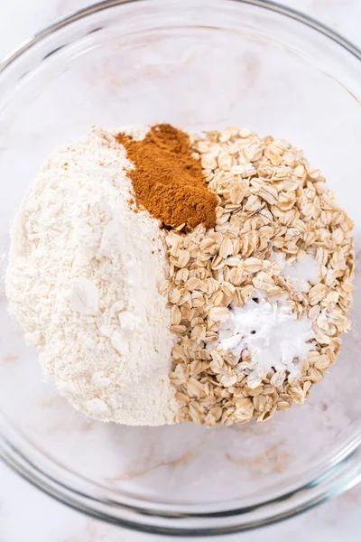 Míchání Ingrediencí Velké Skleněné Míse Pečení Jablečné Ovesné Kaše Cookies — Stock fotografie