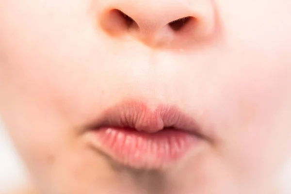 Κοντινό Πλάνο Του Στόματος Ενός Κοριτσιού Τιράντες Ουράνιο Τόξο — Φωτογραφία Αρχείου