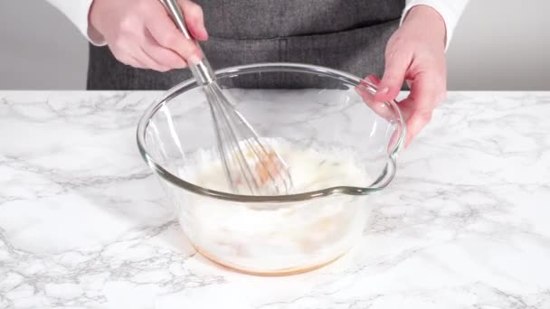 在搅拌菠菜和火腿煎饼的玻璃碗中混合配料 — 图库视频影像