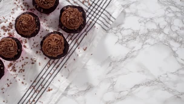 Lapso Tiempo Acostado Envasar Cupcakes Chocolate Con Glaseado Ganache Chocolate — Vídeos de Stock