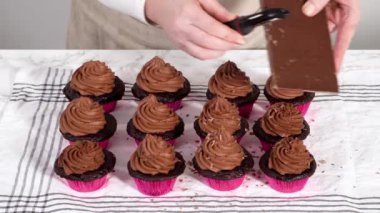 Zaman aşımı. Adım adım. Çikolatalı keklerin üstüne çikolata parçacıklı ganache süslemesi..