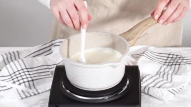 Küçük bir tencerede çikolatalı ganache hazırlıyorum..