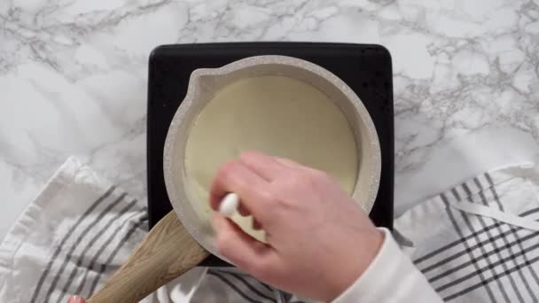 Berbaringlah Menyiapkan Coklat Ganache Dalam Panci Kecil — Stok Video