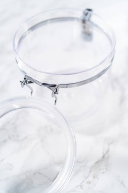 Açık kahverengi şeker mermer tezgahın üstünde.