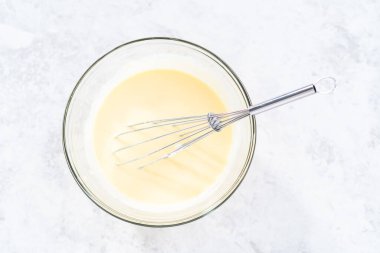 Fünyeli kek pişirmek için karıştırma kabındaki malzemeleri karıştırıyorum..