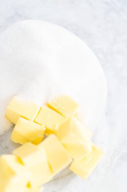 4 Temmuz pastasını çikolatalı yıldızlarla karıştırmak için cam bir kasenin içindekileri karıştırıyorum..