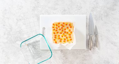 Düz yatıyordu. Küçük parçalar kesmek için kağıt şablonu kullanarak mısır şekeri toplamak.