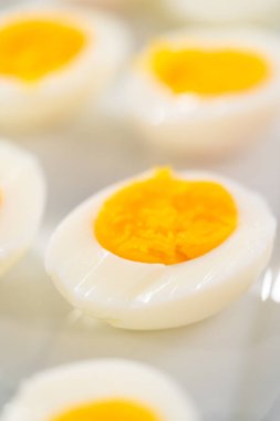 Beyaz servis tabağında dilimlenmiş haşlanmış yumurta..