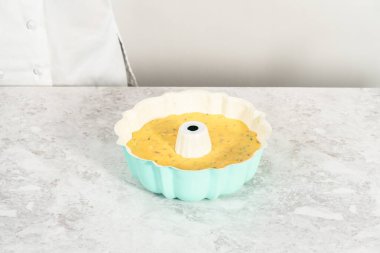 Pasta hamuru kek yapmak için kek tepsisi..