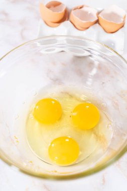 Elmalı keki karamel jöleli pişirmek için bardaktaki ölçülü malzemeler..